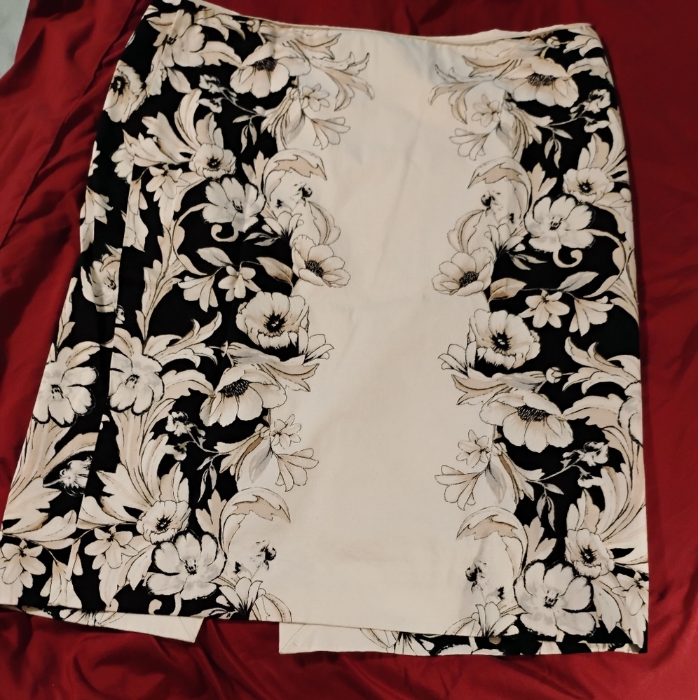 White House Black Market Black and Cream Floral Pencil Skirt